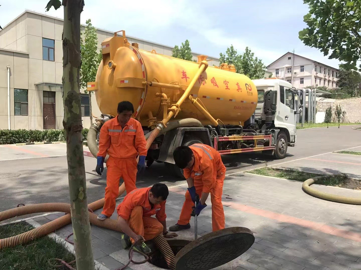 榆树管道疏通车停在窨井附近