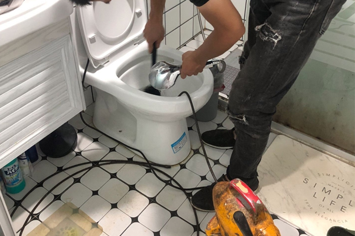 榆树马桶堵塞自己疏通还是找师傅？专业上门服务让你省时更省心
