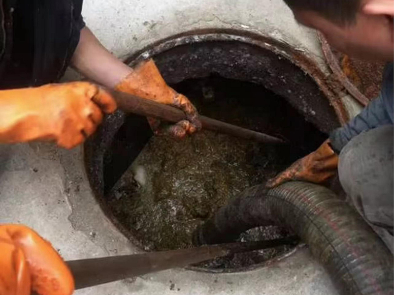 榆树清理化粪池时如何避免沼气的危害？